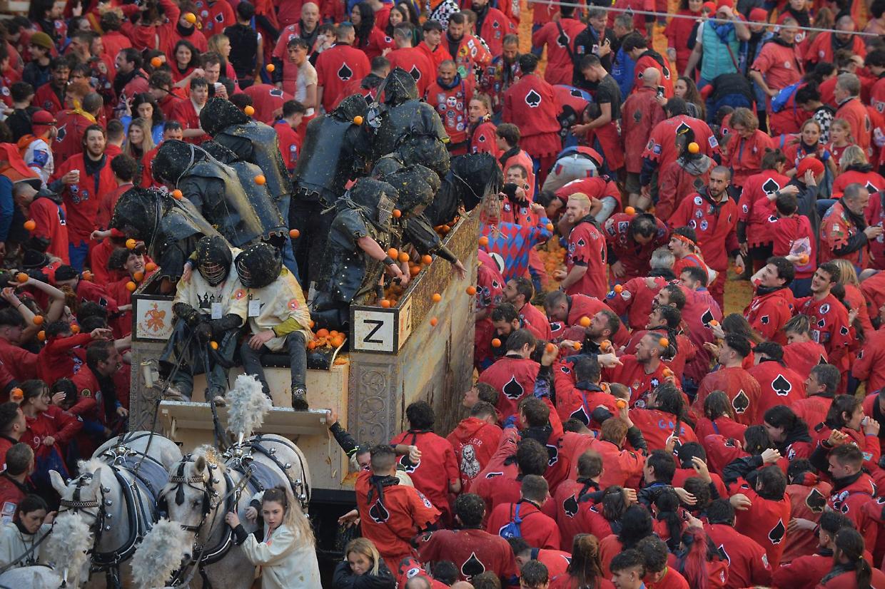 Carnevale di Ivrea, un uomo in rianimazione ma il bilancio degli organizzatori è positivo