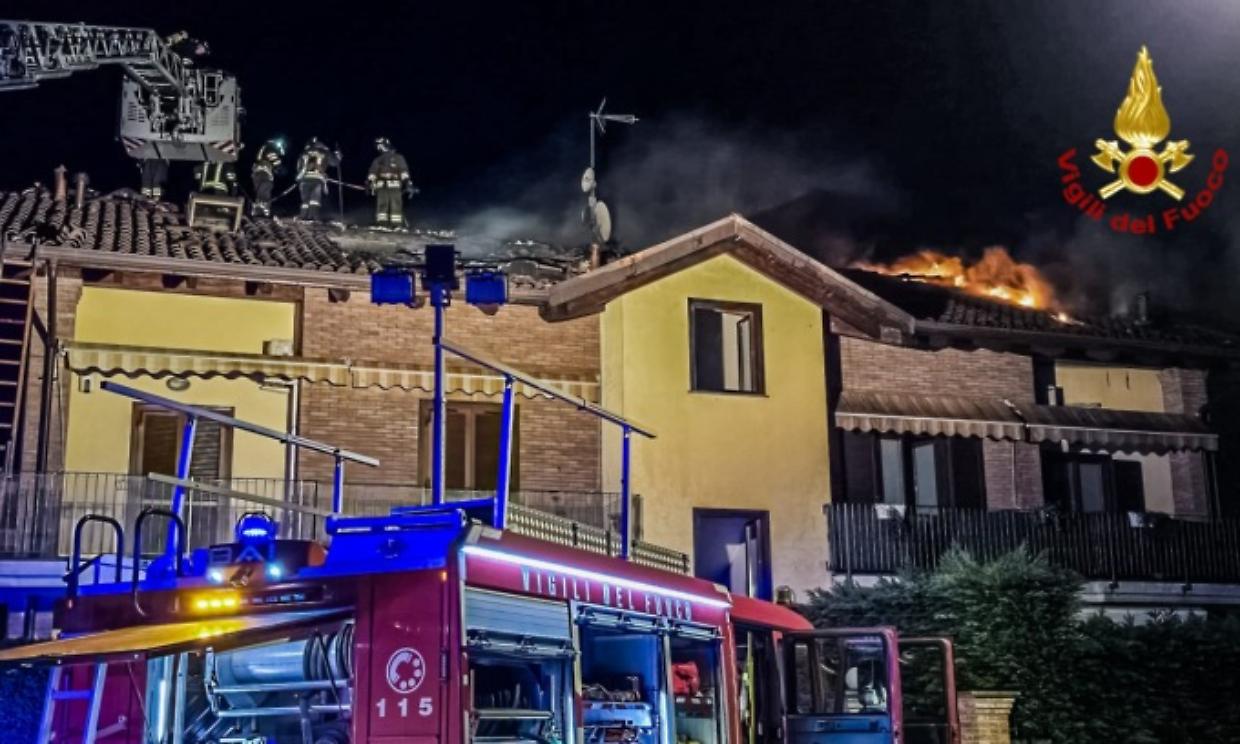Paura a Salassa nella notte: devastato dalle fiamme il tetto di un'abitazione