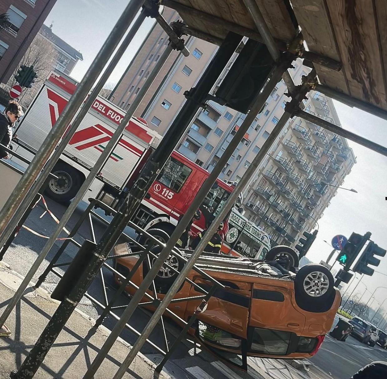 Un'auto si ribalta dopo un incidente in via De Sanctis: la donna al volante trasportata all'ospedale Martini