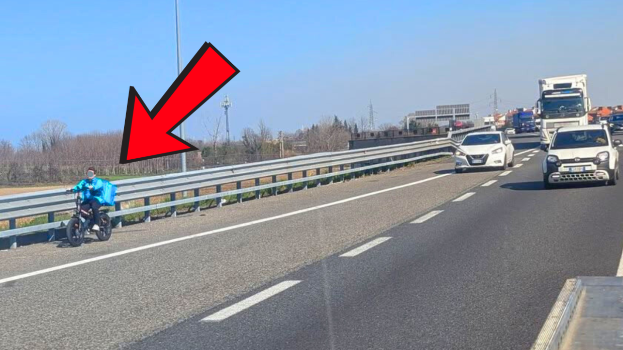 In bicicletta in tangenziale: così un rider rischia la vita per pochi euro