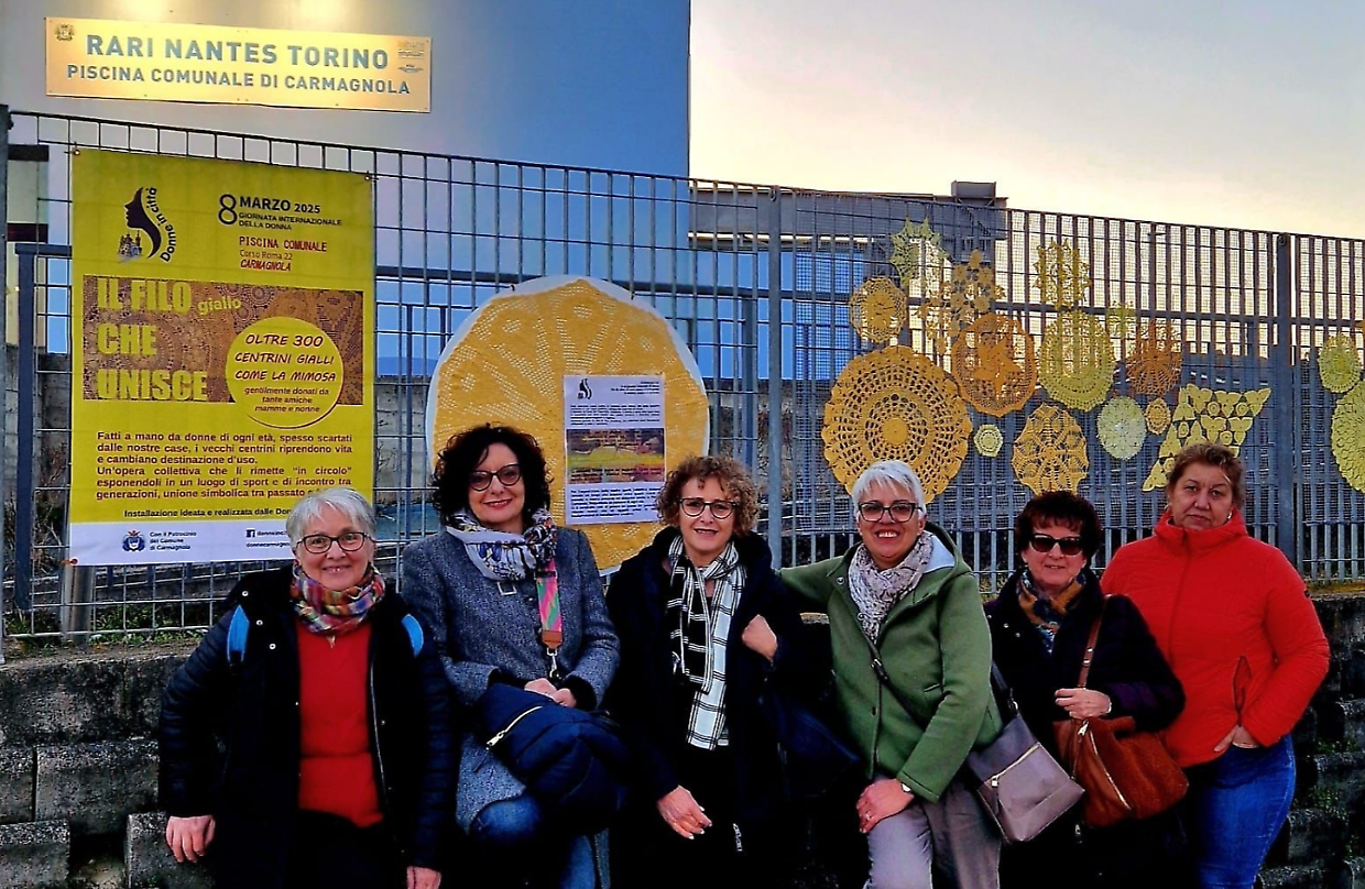 Carmagnola: un'installazione di 300 centrini gialli per l'8 Marzo