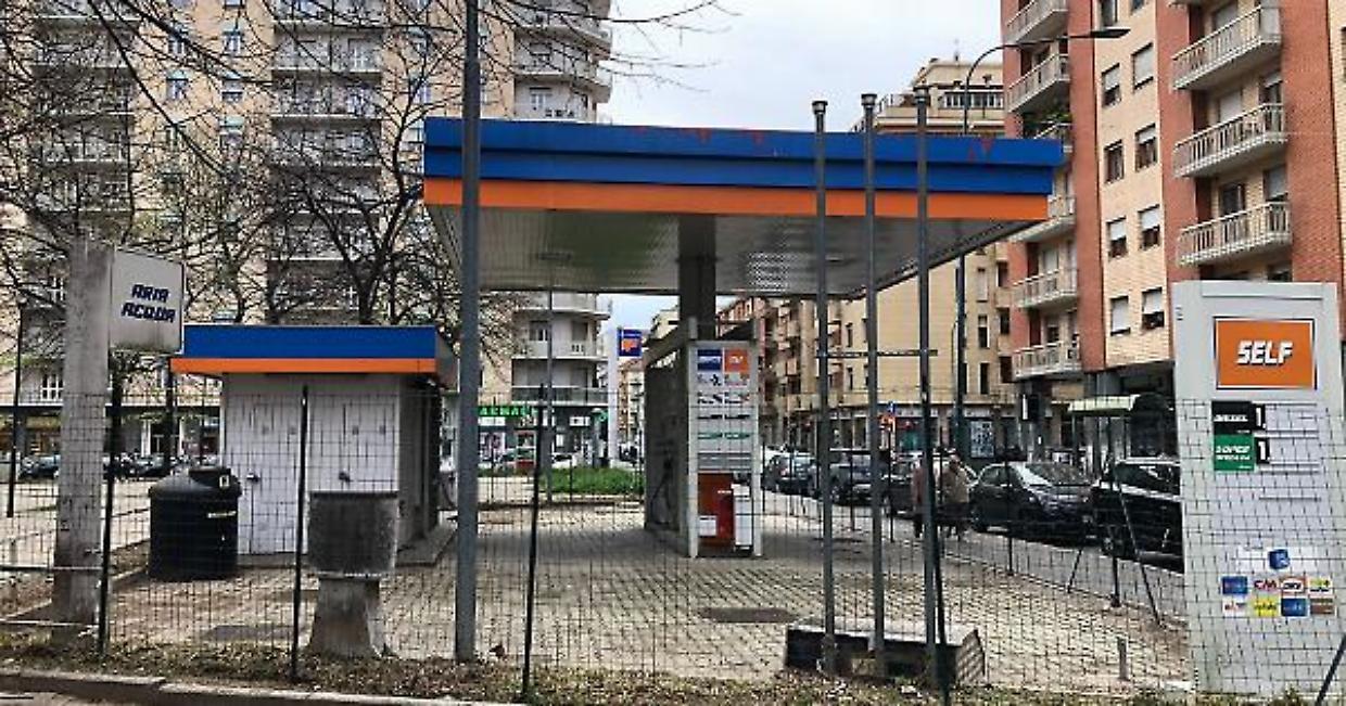 600 firme per salvare Piazza Montanari: la battaglia contro il distributore di benzina