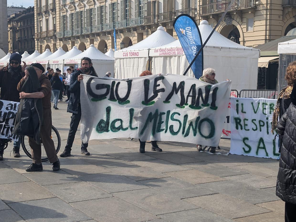 Parco del Meisino, blitz degli attivisti in piazza Castello all'inaugurazione di un evento per l'8 marzo