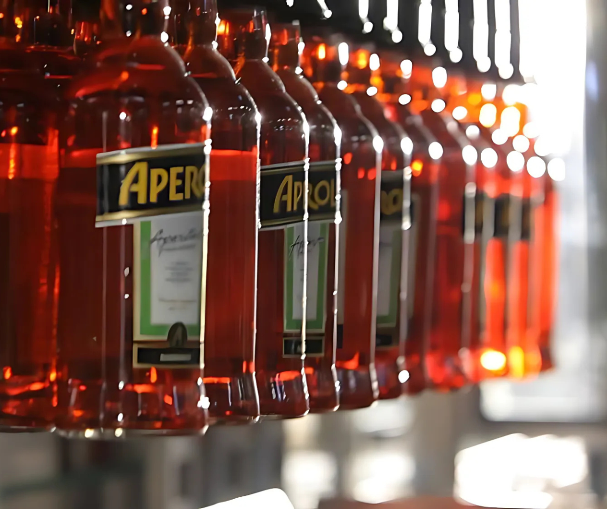 La svolta di Campari nei guai: salva gli operai (per ora) e taglia i manager