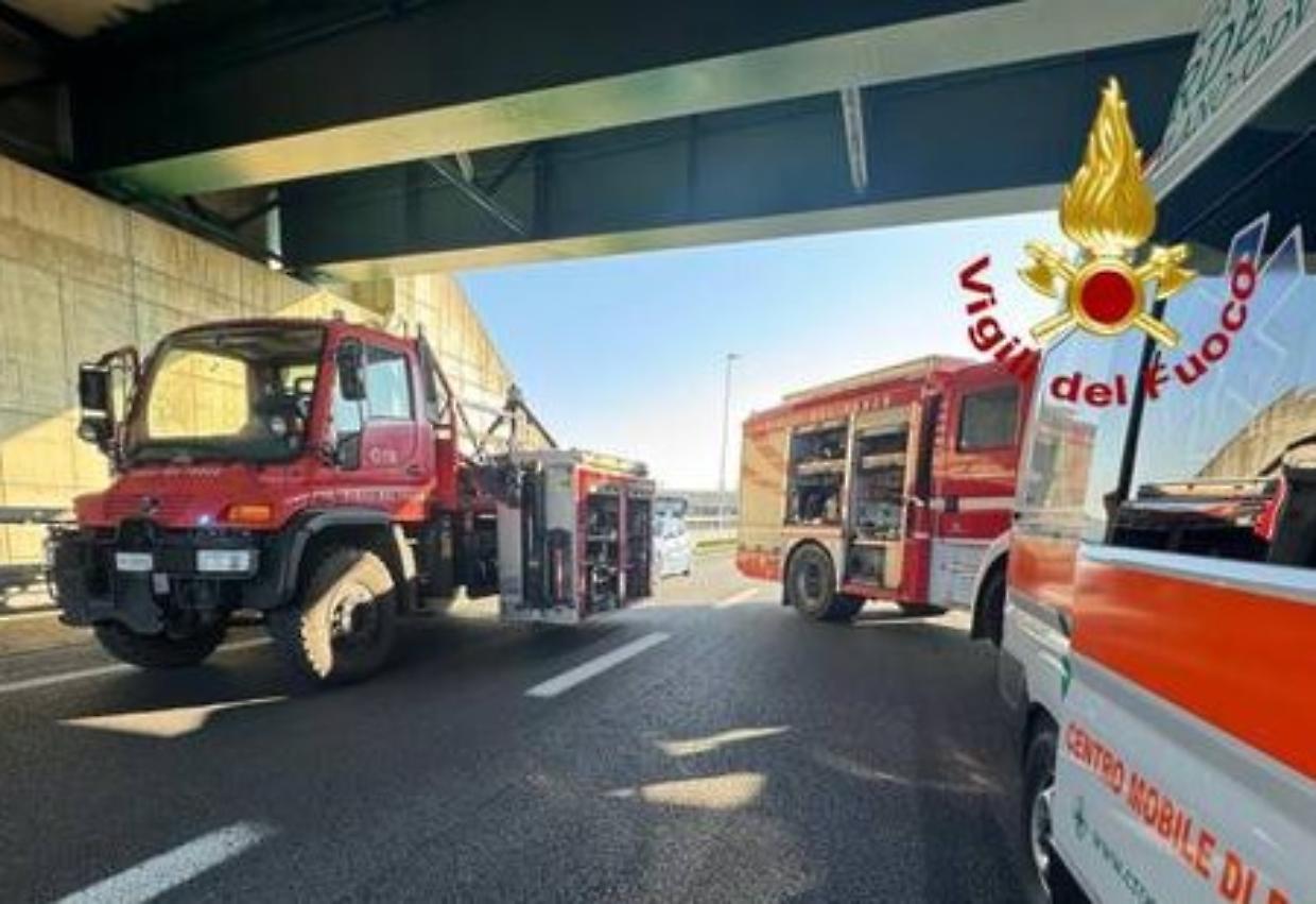 Tamponamento tra un tir e il bus di una scolaresca in gita: paura per 44 bambini di Ivrea