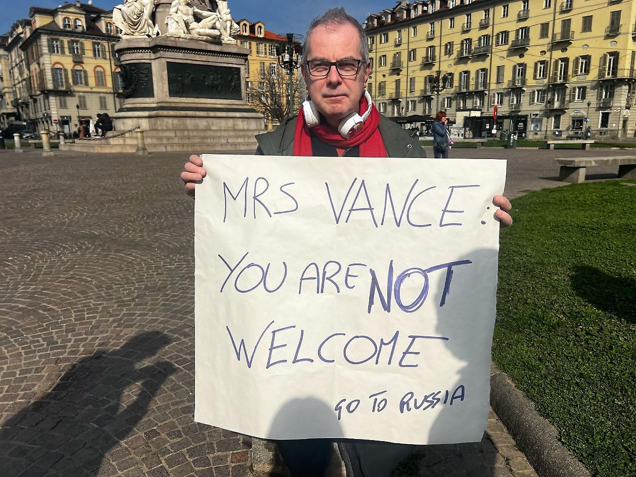 “Signora Vance non sei benvenuta”, la contestazione
