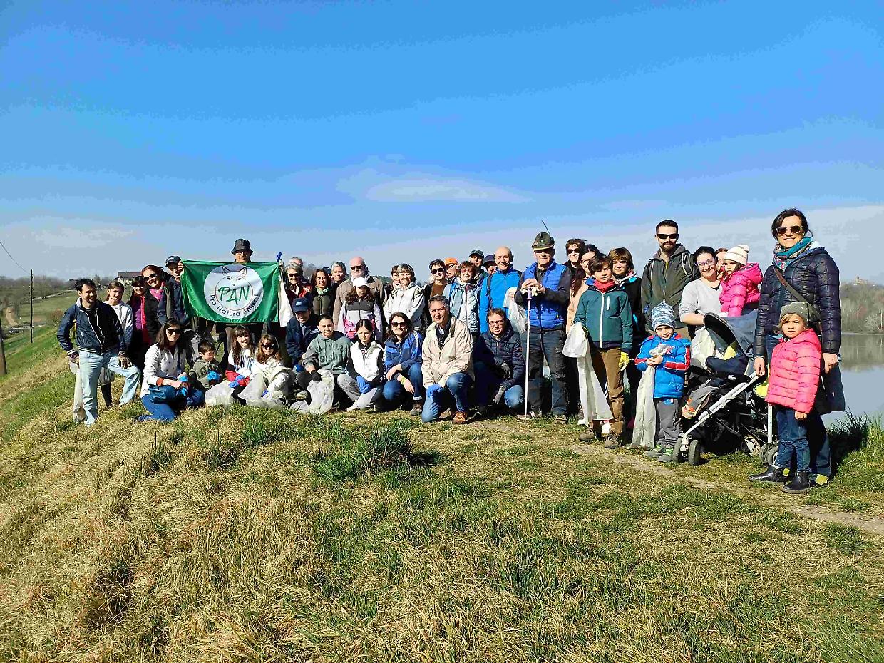 Tutti matti per il plogging, successo ad Arignano per l'attività che unisce sport e ambiente