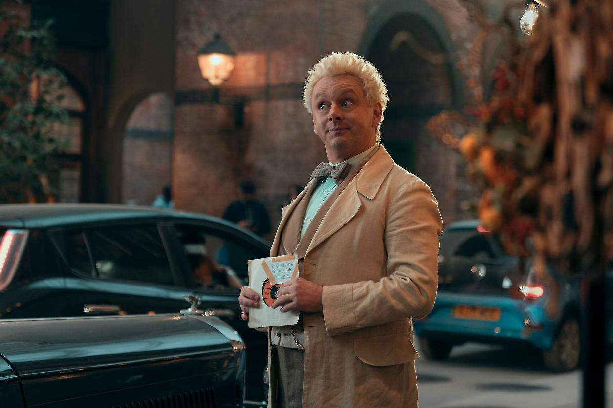 Michael Sheen, star di "Twilight" e "Good Omens", paga a 900 persone i loro debiti 