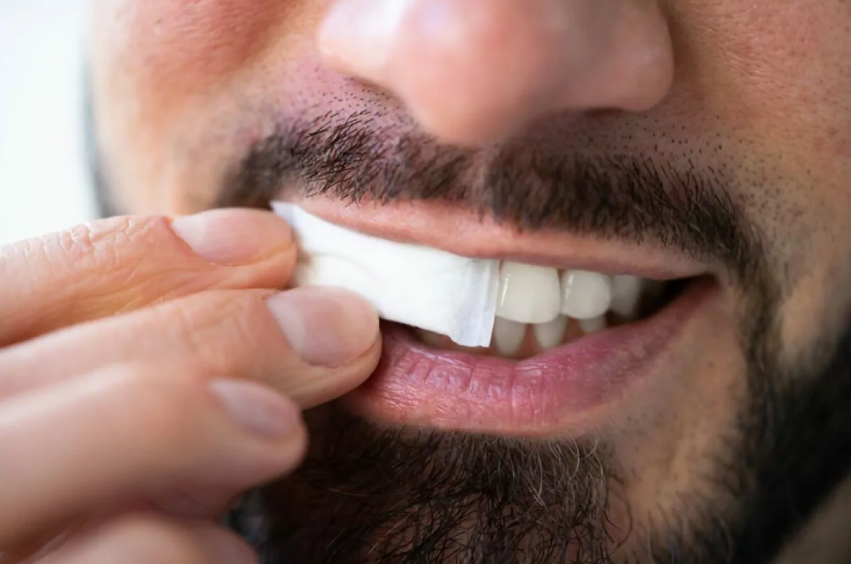 Ecco lo snus, il nuovo pericoloso trend che impazza tra i giovani