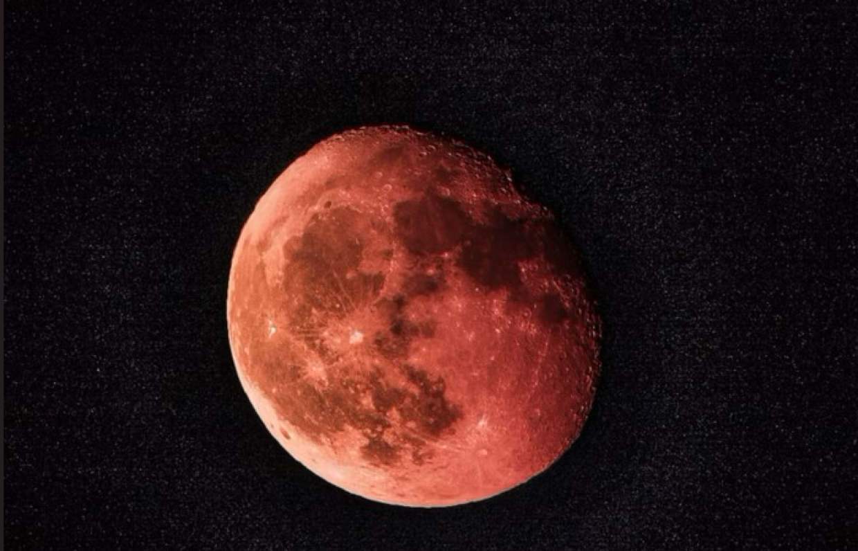 La notte si accende: spettacolare Luna rossa nell’eclissi totale del 14 marzo