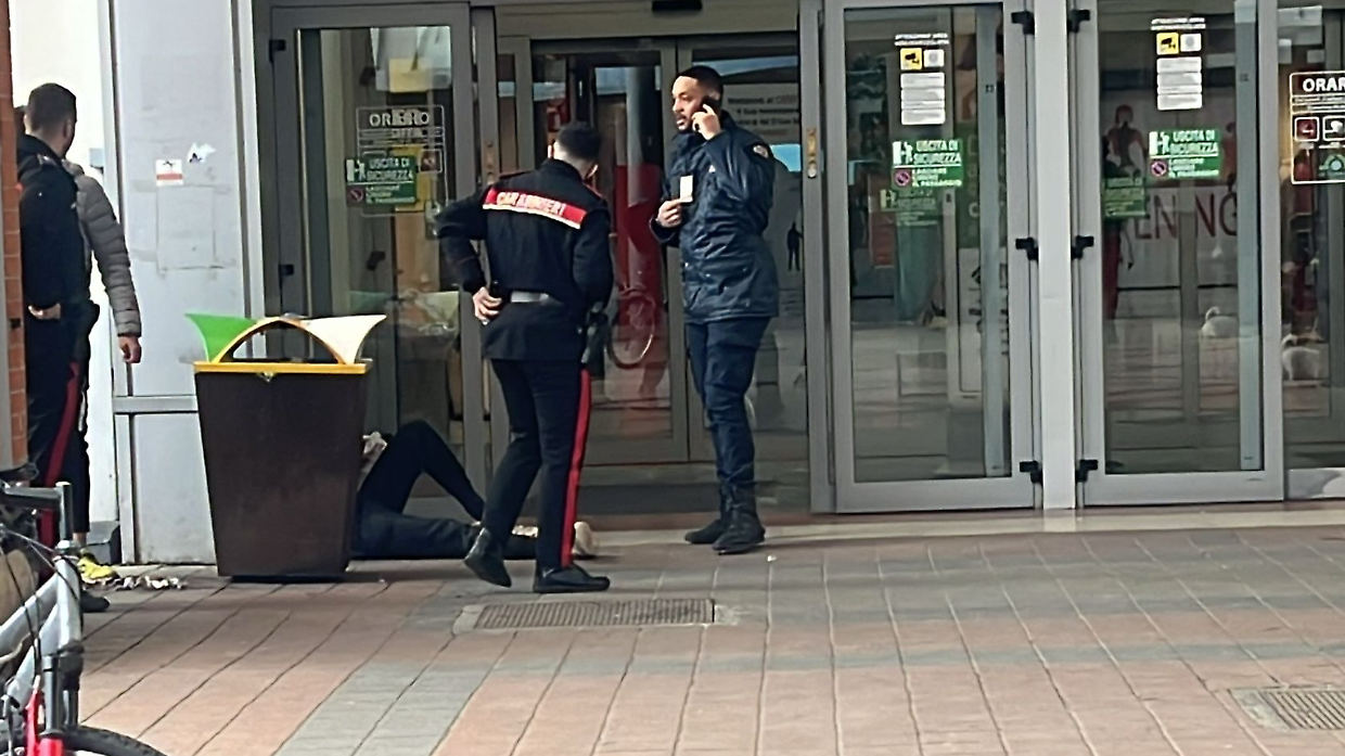 L'arrivo dei carabinieri e, semi-nascosto, il ragazzo aggredito