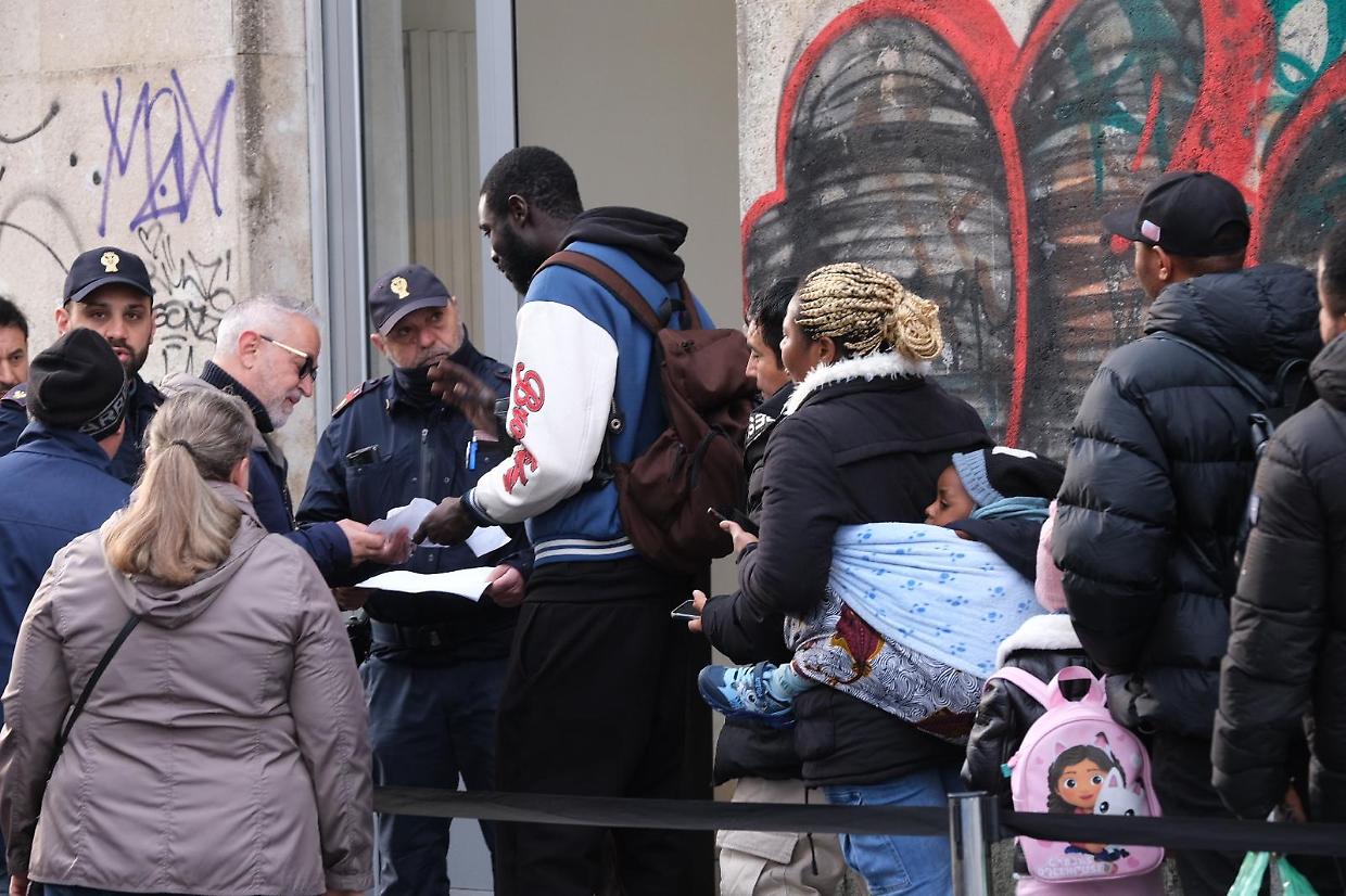 L'apertura del nuovo sportello dell'Ufficio immigrazione di via Fratelli Ruffini