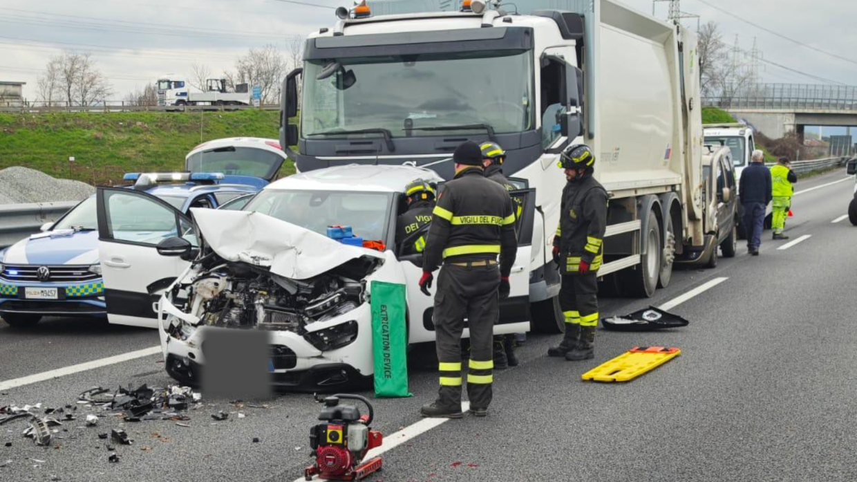 Incidente sulla tangenziale nord di Torino, 5 vetture coinvolte e 2 persone in ospedale