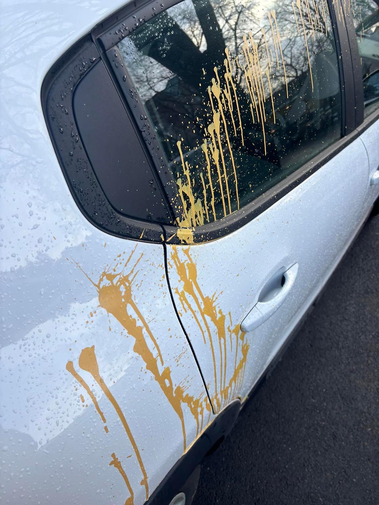 Vernice sulle auto parcheggiate: così adesso si "divertono" i vandali