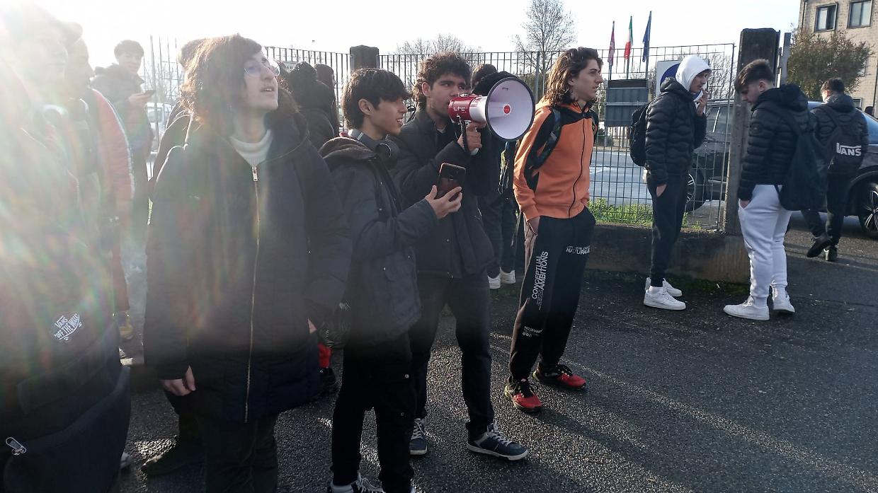 Protesta studentesca all'Istituto Natta: saltano le lezioni contro la sospensione dell'ntervallo