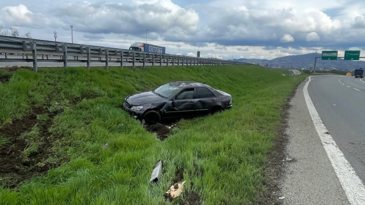 Perde il controllo della vettura e finisce in una scarpata in tangenziale 