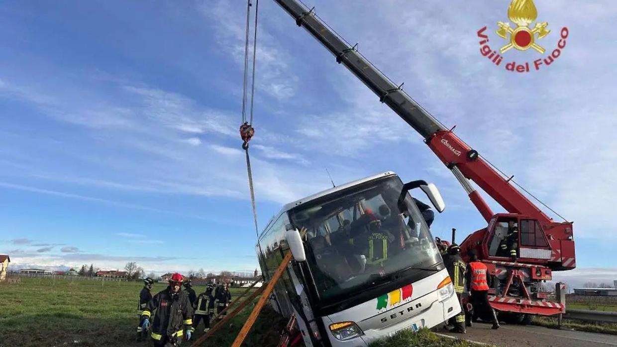 Villafalletto: bus con studenti rischia di ribaltarsi e rimane in bilico sul ciglio della strada