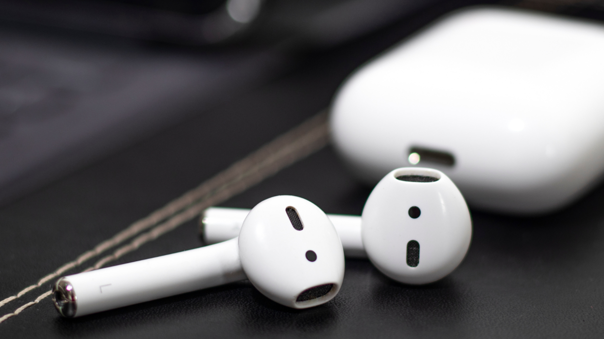 Il nuovo progetto di Apple: le nuove AirPods potrebbero avere la fotocamera e anche l'AI