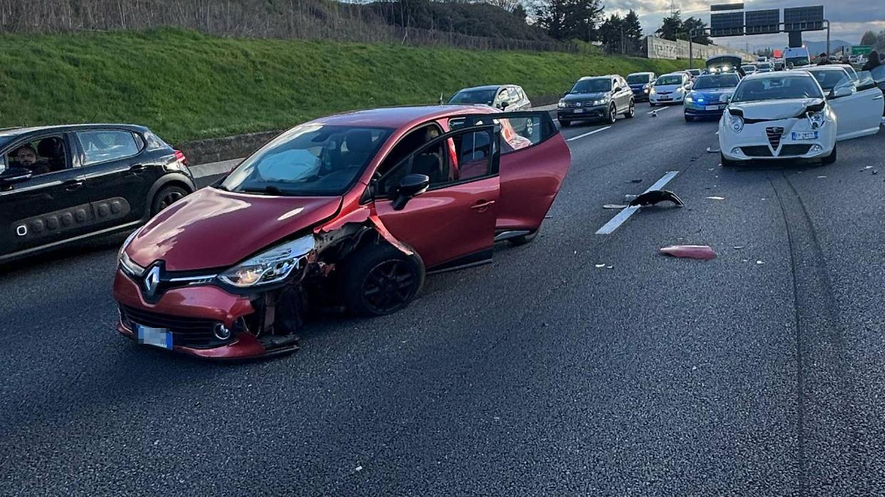 Due delle macchine danneggiate. Sullo sfondo, la polizia stradale