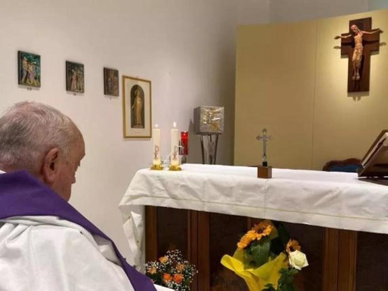 Il Papa celebra la messa: ecco la prima foto in ospedale