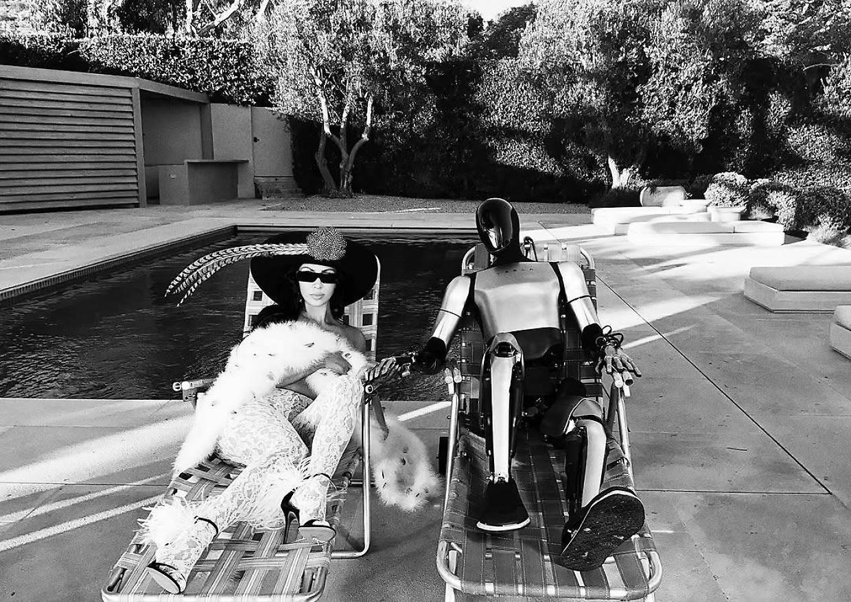 Kim Kardashian e il robot Tesla (Fonte Instagram)