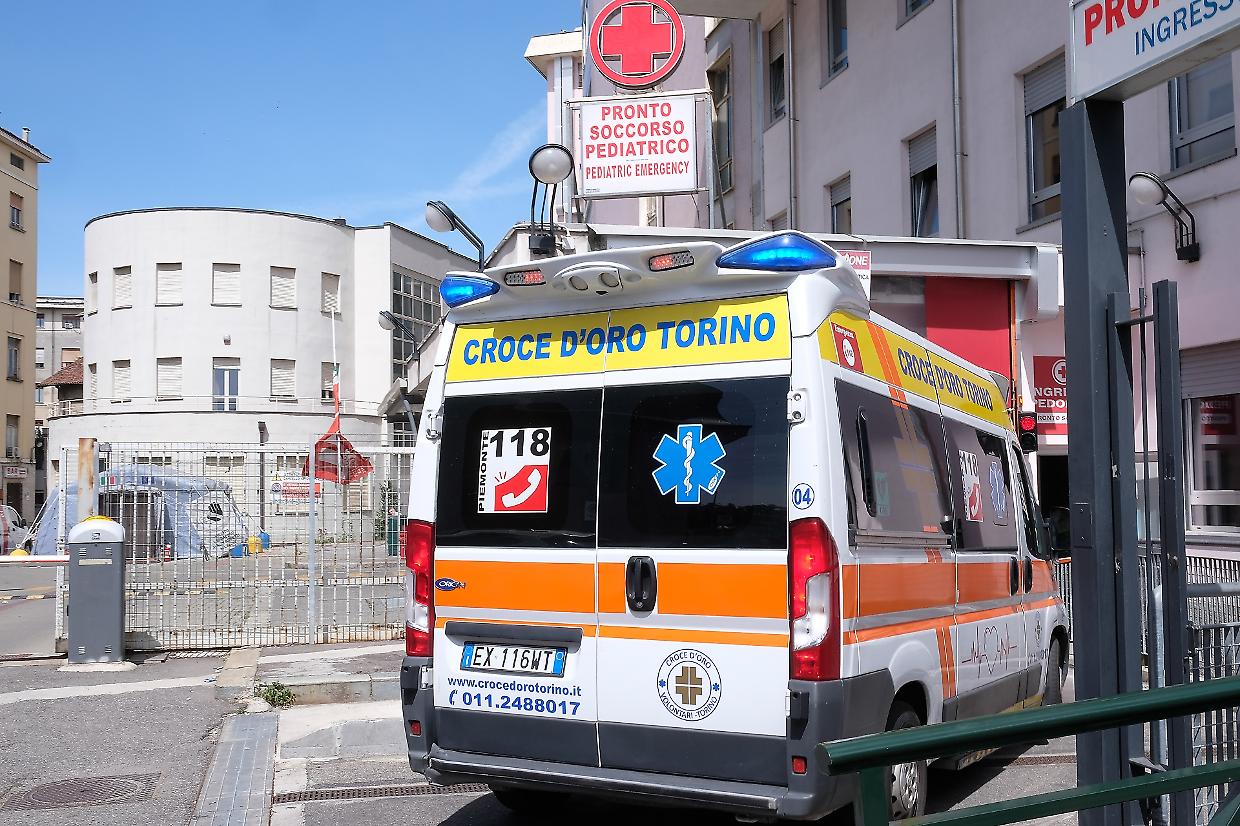 Orrore a Torino, neonata trasportata dentro una busta della spesa per essere venduta