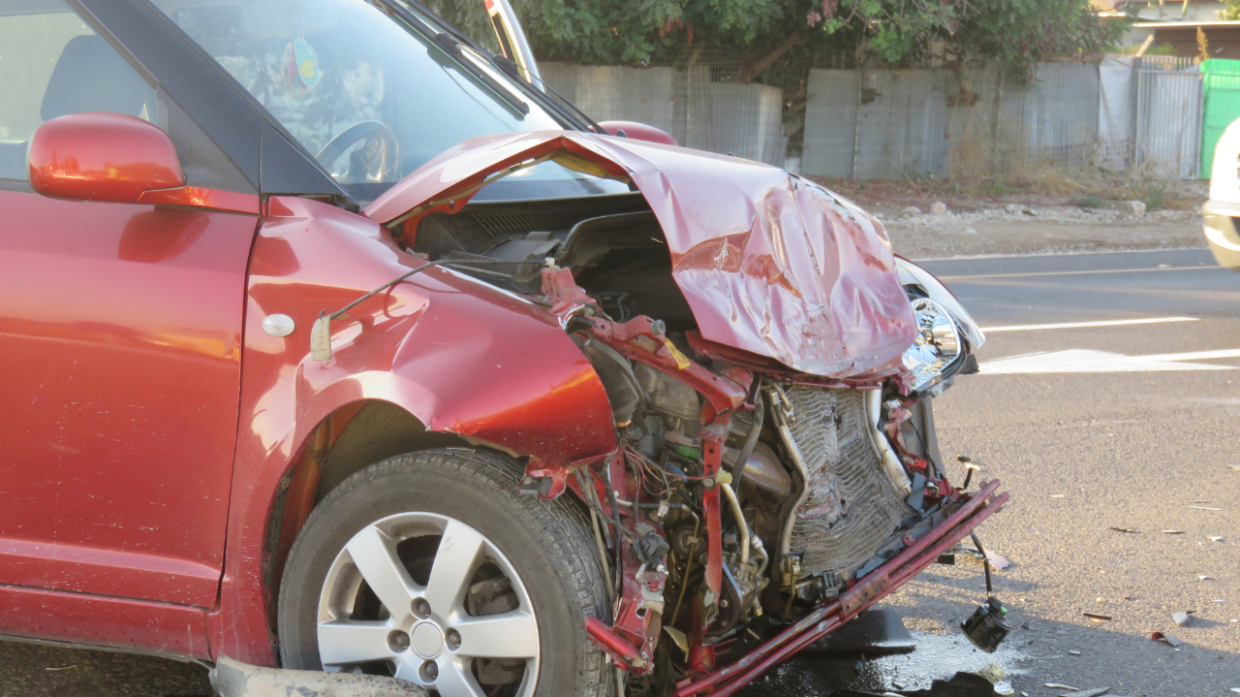 incidente a torino: scontro tra auto elettriche in via cilea