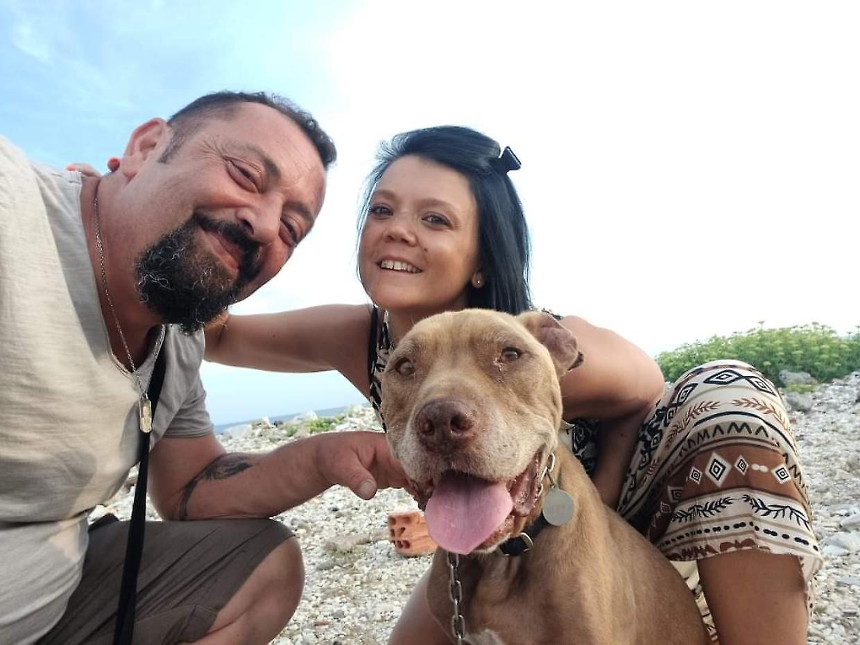 Esce dal tunnel delle dipendenze e dona un rene alla compagna malata. E poi, le chiede di sposarlo. 