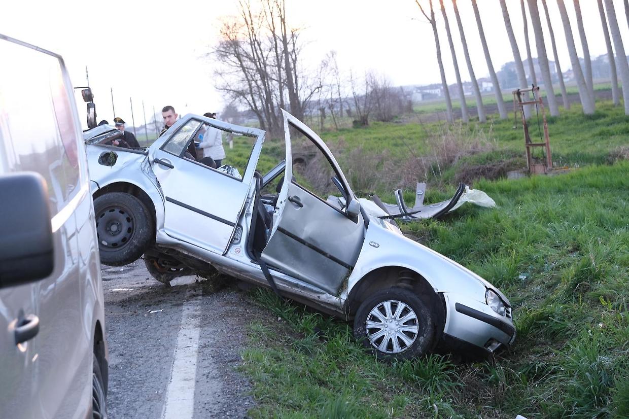 Un morto e due feriti nell'auto che esce di strada e si schianta contro un ponticello