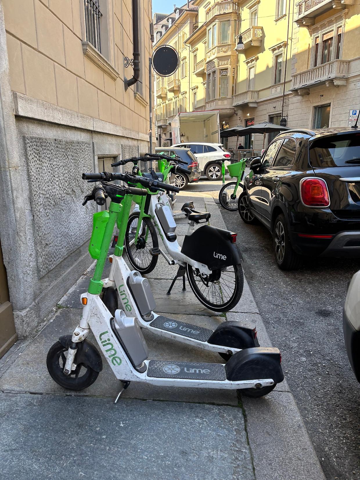 Non solo case, a Torino occupano anche i marciapiedi: "Troppi monopattini e bici parcheggiati a caso"