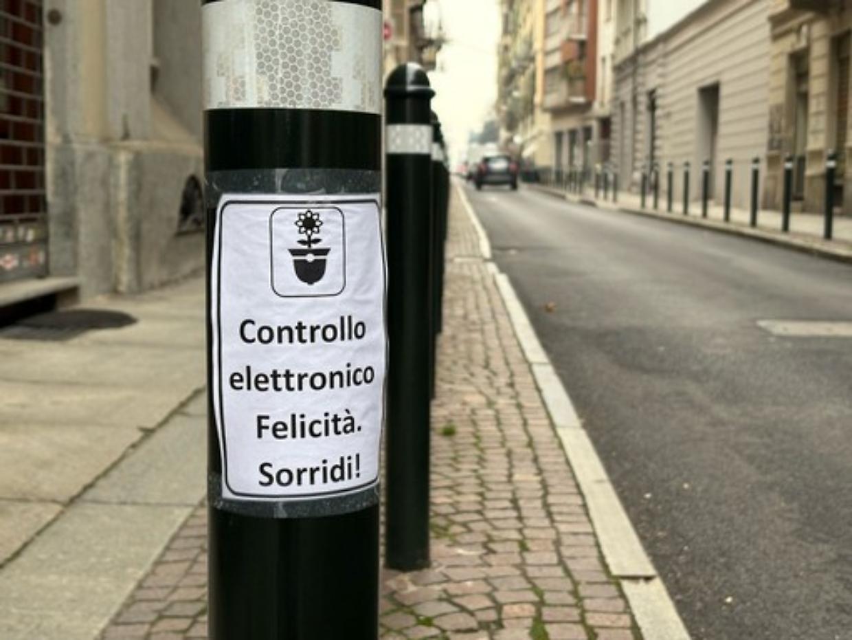 Un Banksy torinese in via Calandra: l'arte urbana che invita alla felicità