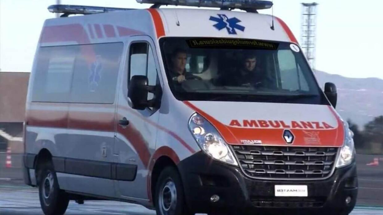 Non si ricorda del freno a mano e investe una donna