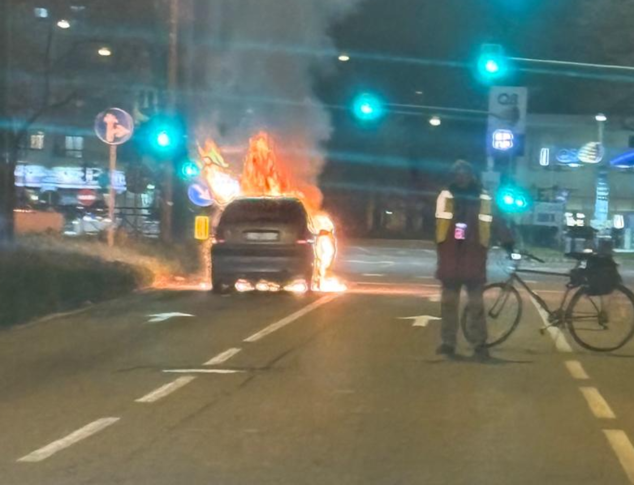 La macchina ha preso fuoco in via de Sanctis quasi angolo piazza Massaua