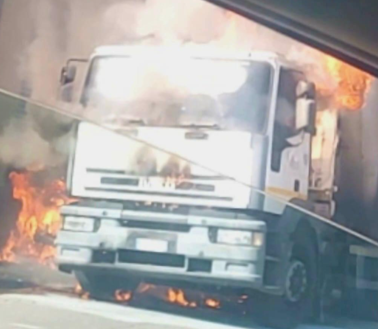 Incendio del mezzo in via Paolo Veronese 