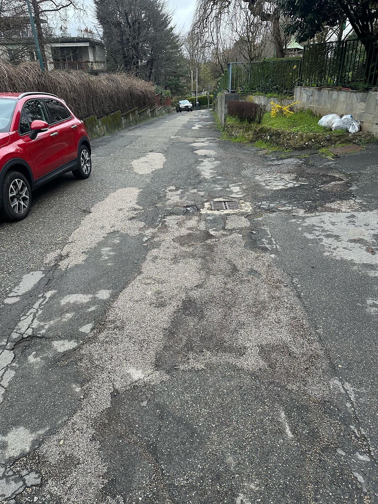 Asfalto trappola in collina. «Riasfaltatura entro l’anno»