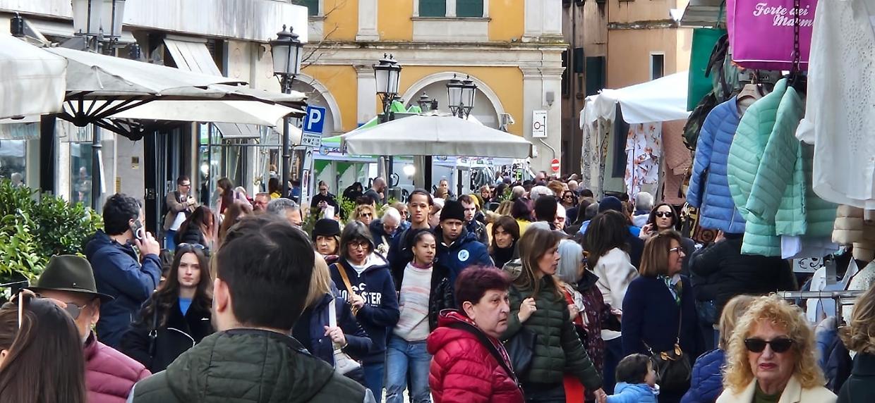 Gli ambulanti di Forte dei Marmi tornano nel Torinese
