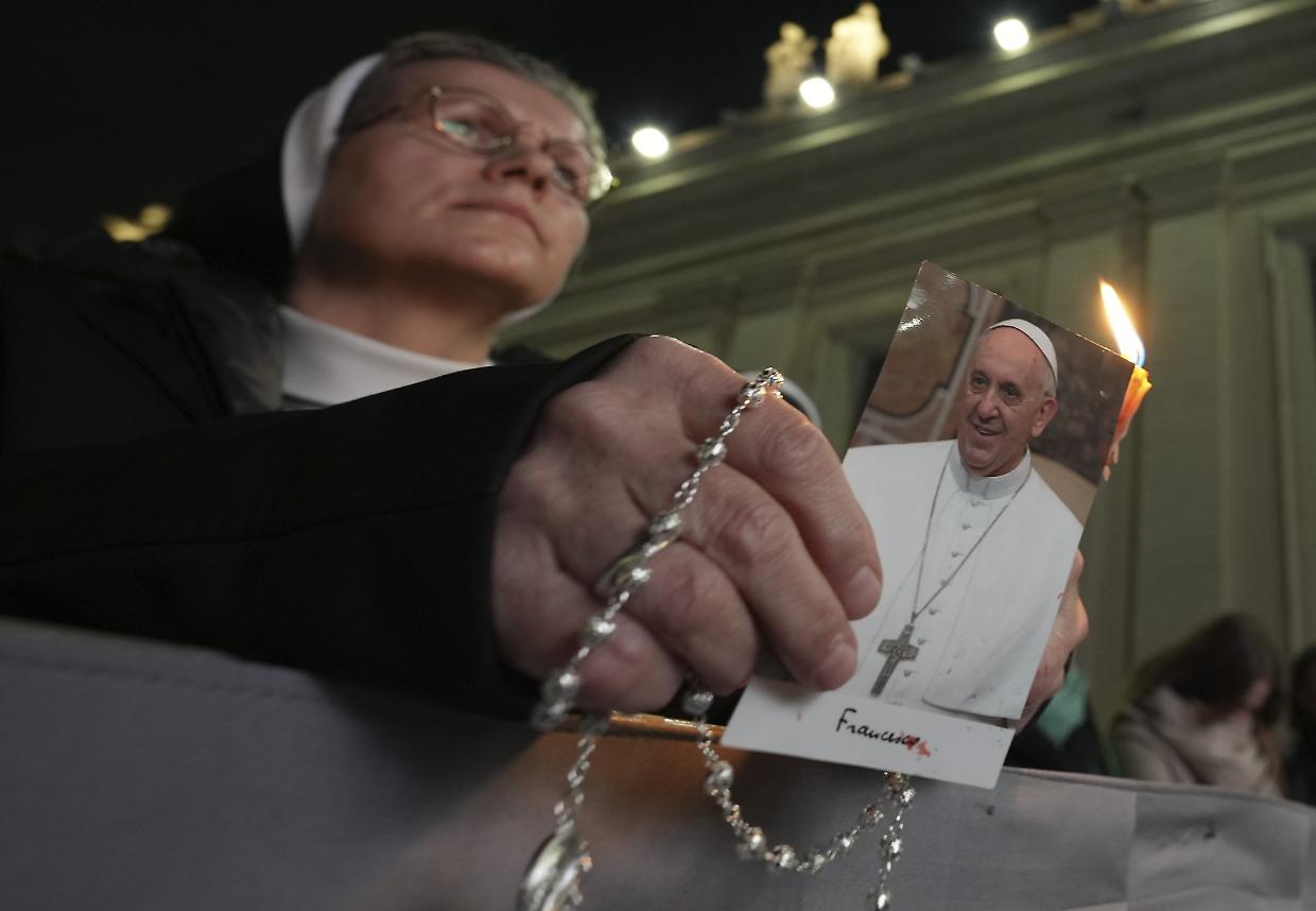 Come sta il papa? Francesco «deve reimparare a parlare» ma domani...