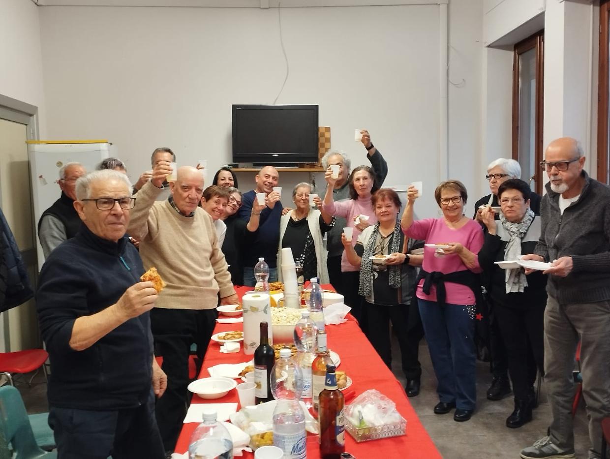Un brindisi con gli anziani delle Vallette per festeggiare il termine dei lavori nel Centro d’incontro