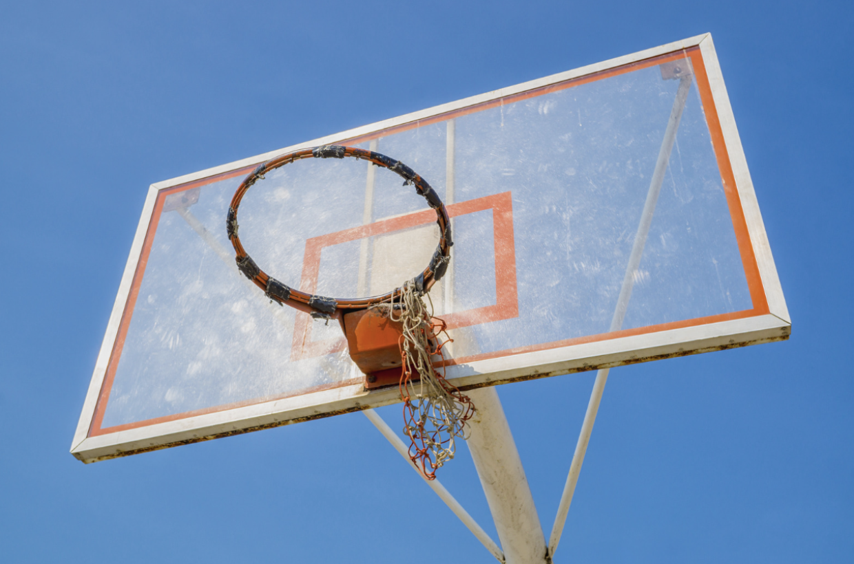 Nuovi atti vandalici al campo da basket: un problema nel quartiere Santa Rita