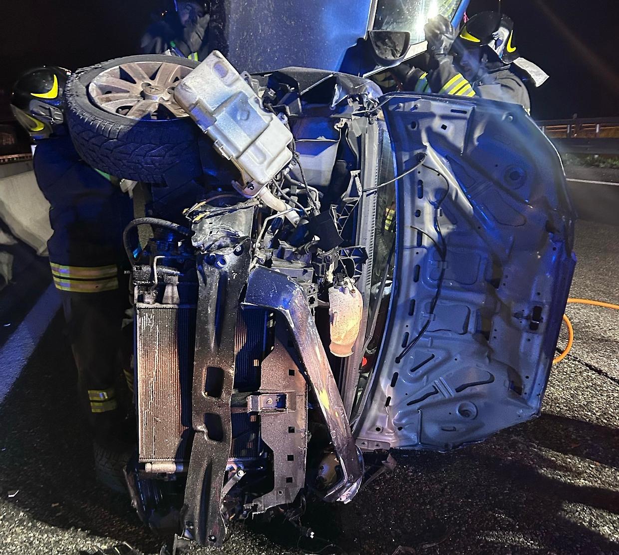 Paura in tangenziale, un ferito incastrato nell’auto ribaltata