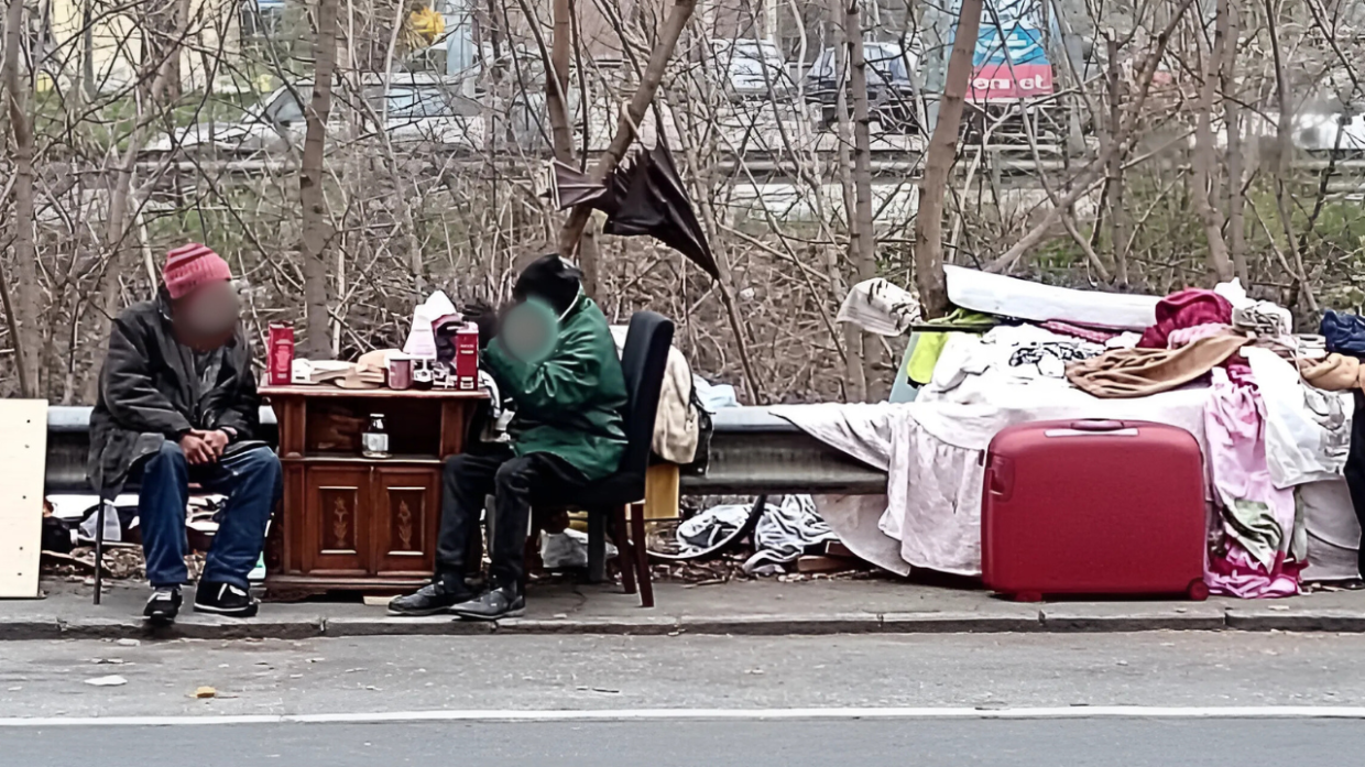 E in strada spunta il salotto dei senzatetto