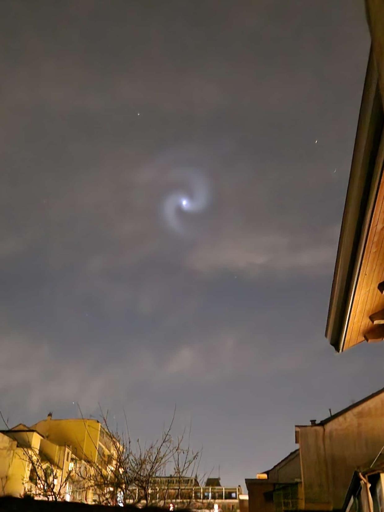 Un vortice spaziale o un razzo? Il mistero nel cielo di Torino LE FOTO