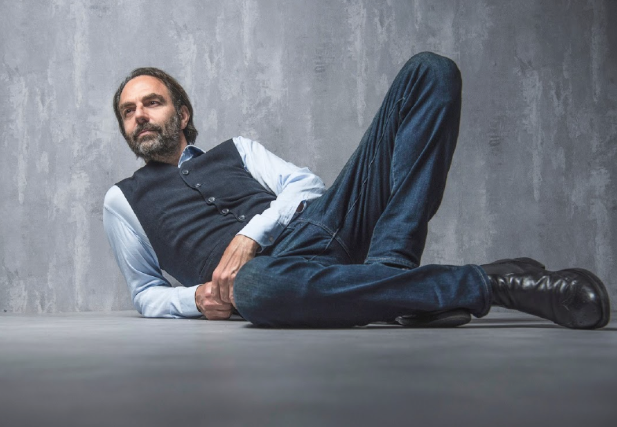 Se "La buona novella" di De Andrè rivive sul palco con Neri Marcorè