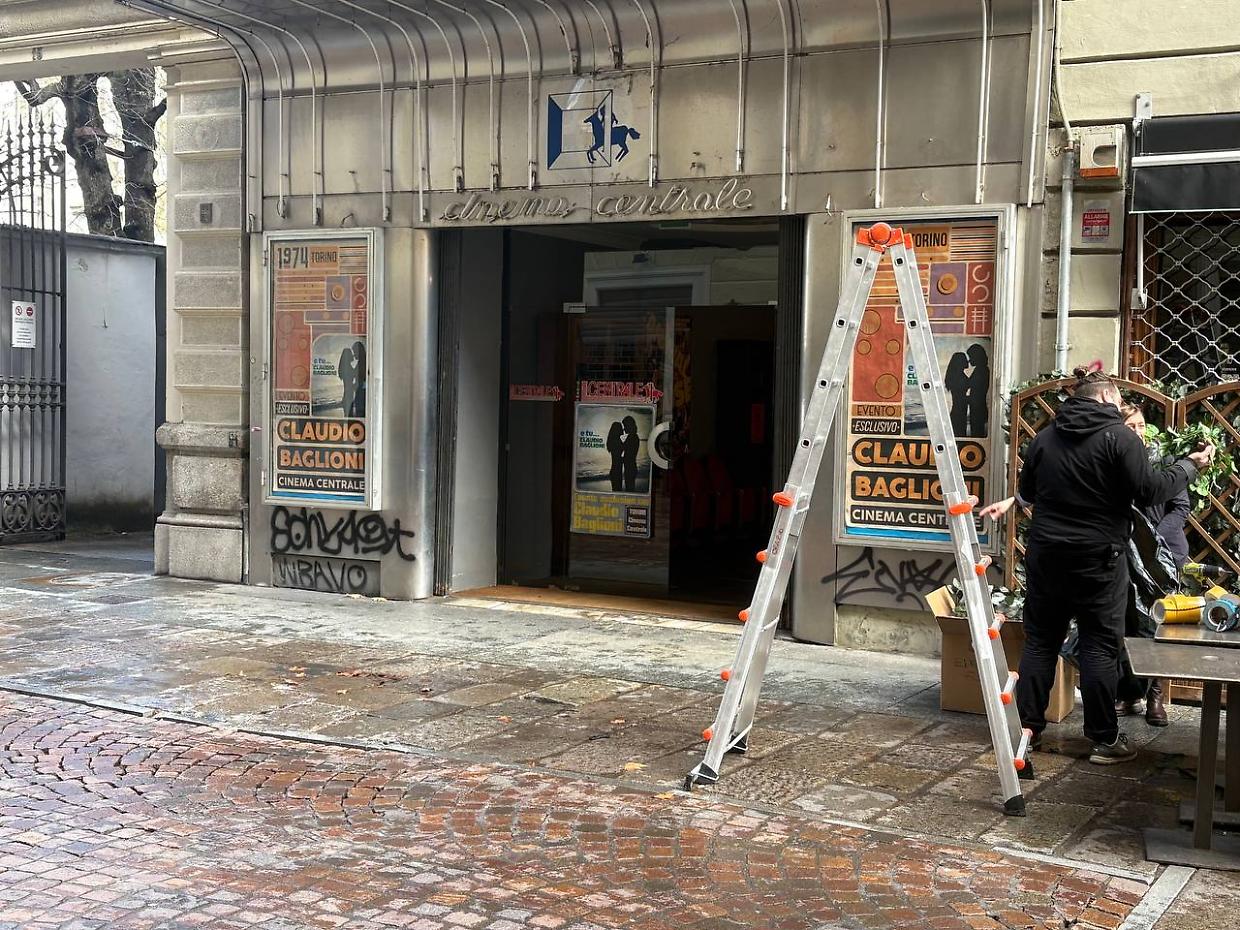 Torino si risveglia negli anni ‘70: Sorrentino, Servillo e un concerto di Baglioni
