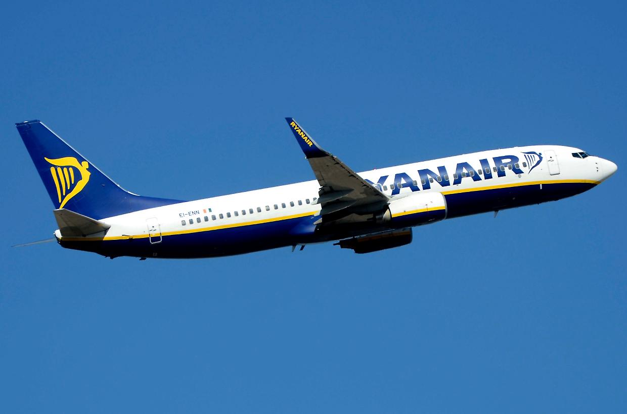 Ryanair, spunta il bonus per i bagagli fuori misura: cosa succede davvero al gate