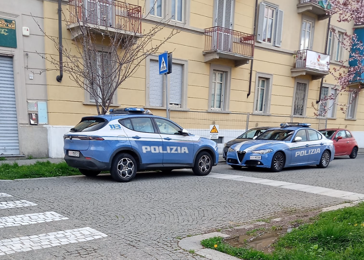 Lite tra gli inquilini per l'officina abusiva nelle case popolari: interviene la polizia