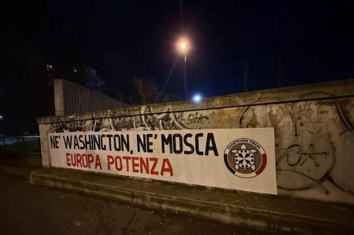 Torino, lo striscione di CasaPound: "Né Washington né Mosca"