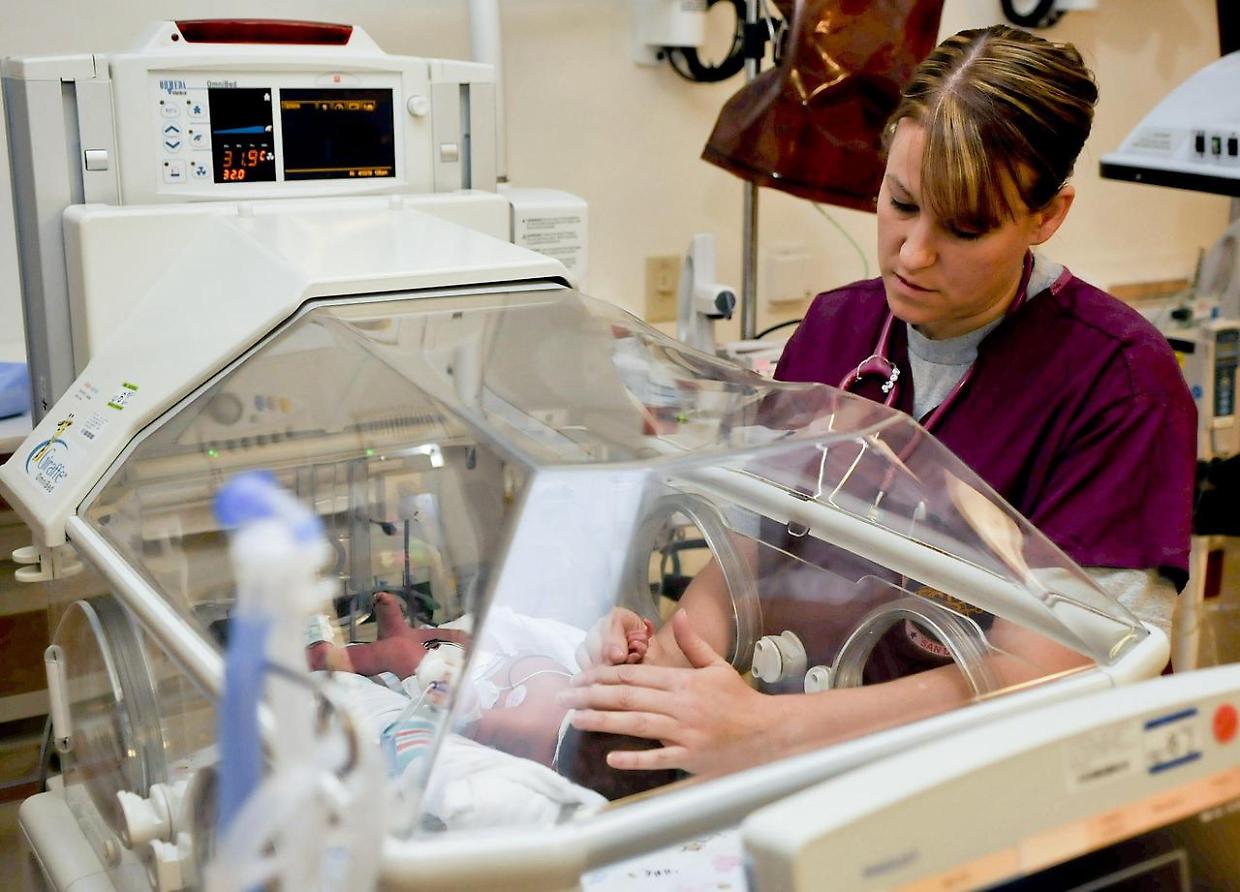 Sanità, gli stipendi degli infermieri tra i più bassi in Europa
