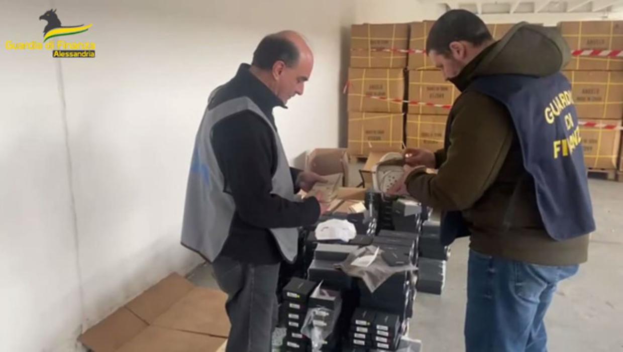 Operazione anti-contraffazione: sequestrati 600 articoli di pelletteria cinese a Tortona