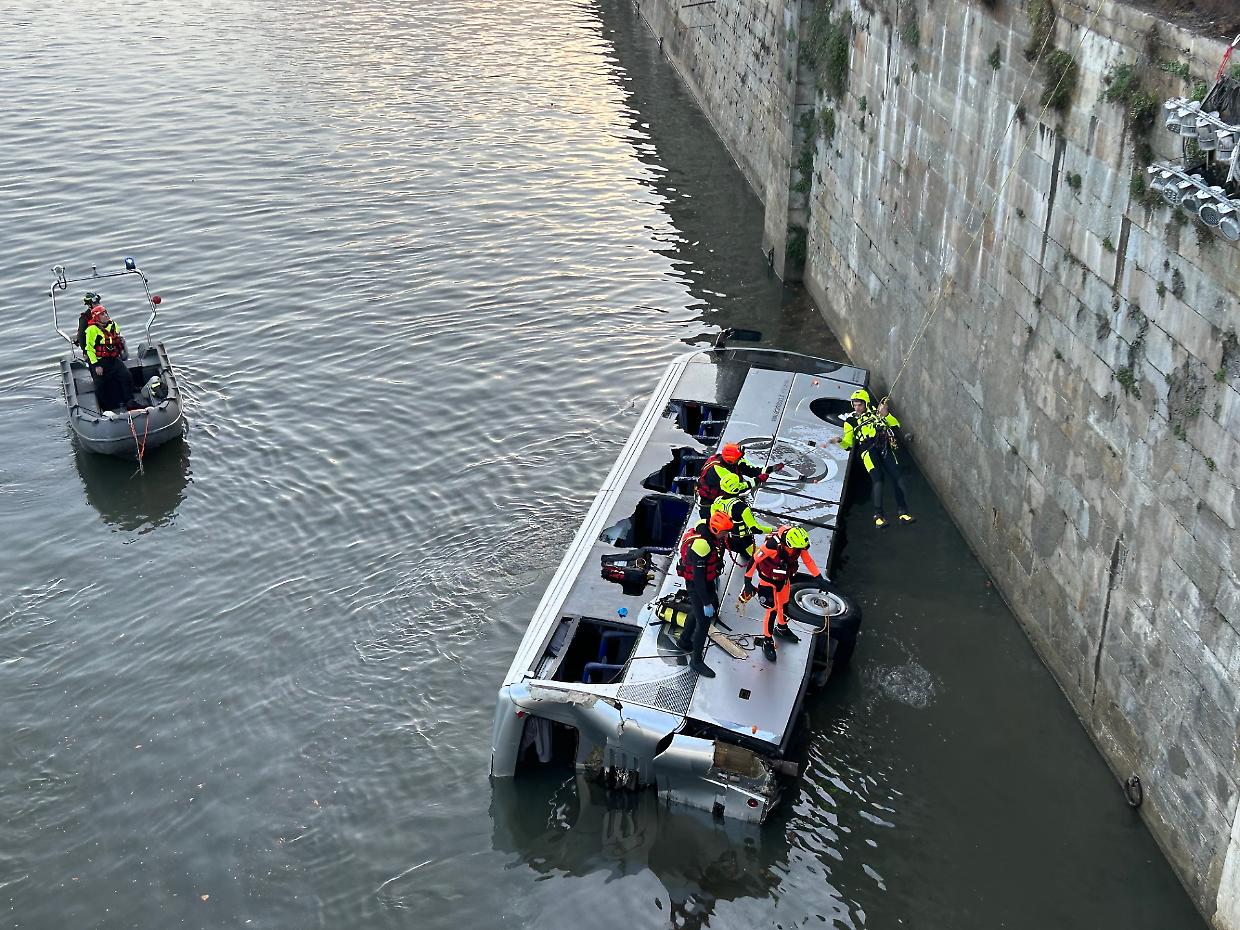 Paura a Torino, cade un autobus nel Po in piazza Vittorio Veneto